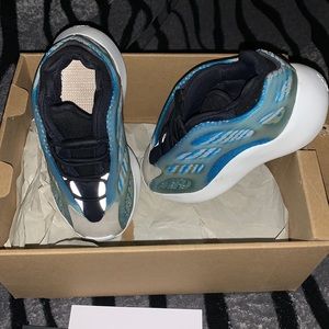 TODDLERS YEEZY 700 V3 SIZE 7K